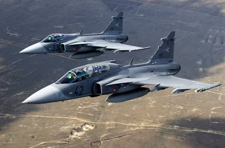 JAS-39 Gripen F là máy bay chiến đấu đa năng một động cơ, 2 chỗ ngồi dùng cho hoạt động chiến đấu, huấn luyện do Hãng Saab của Thụy Điển chế tạo dựa trên chương trình Gripen-NG được phát triển cho không quân trong tương lai.
