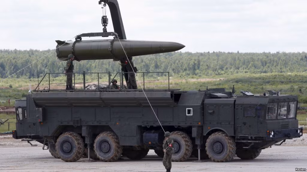 Dù là phiên bản xuất khẩu, nhưng tên lửa Iskander-E vẫn hội tụ đủ đặc tính của siêu đạn Iskander-M. Nó được trang bị động cơ nhiên liệu rắn 2 giai đoạn tích hợp khả năng kiểm soát vector lực đẩy giúp tên lửa cơ động hơn, nhưng tốc độ bay chỉ đạt 2.100m/s.