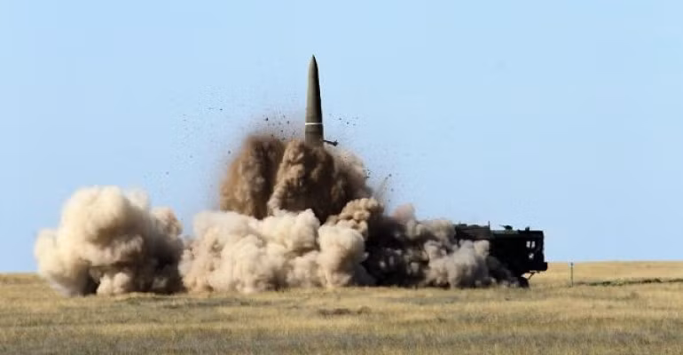 Dù bị lược giảm, tên lửa đạn đạo Iskander-E vẫn sở hữu công nghệ dẫn hướng nhờ vào hệ thống định vị vệ tinh và quán tính GPS/GLONASS và phối hợp với đầu tự dẫn quang học DSMAC ở pha cuối.