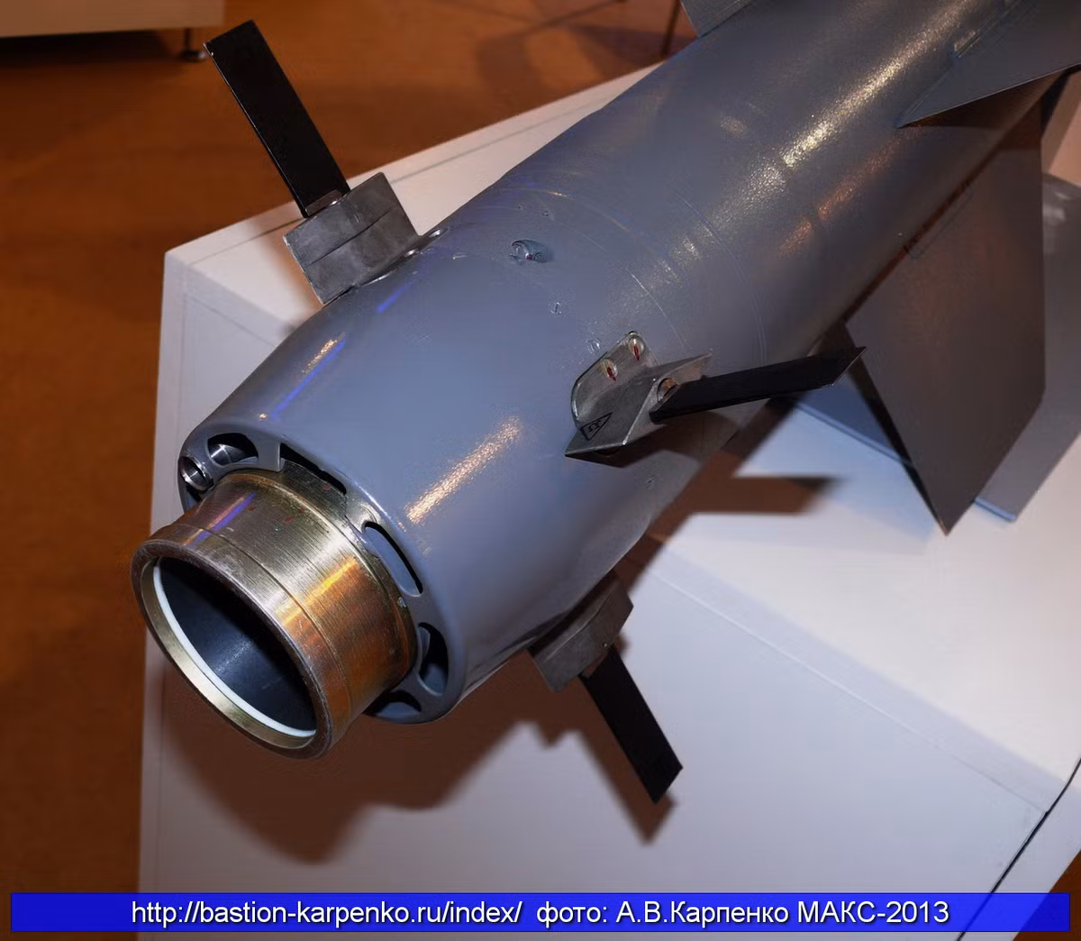 Tên lửa chống tăng Vikhr-1 trang bị động cơ rocket nhiên liệu rắn cho tầm bắn tới 8-10km, tốc độ 600m/s (tức Mach 1,8).