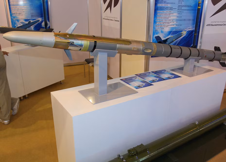 Tên lửa Vikhr-1 là một bộ phận của hệ thống Vikhr-M, bao gồm một thiết bị ngắm bắn tự động và ống phóng. Riêng đạn tên lửa có trọng lượng 45kg, dài 2,80m, đường kính thân đạn 130mm.