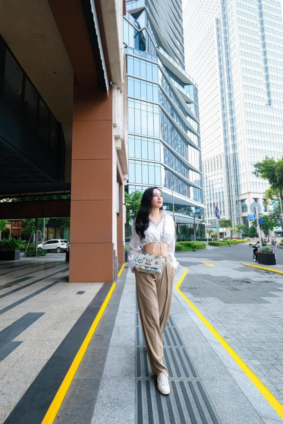 Mai Phuong Thuy tu tin khoe vong eo “con kien“-Hinh-4