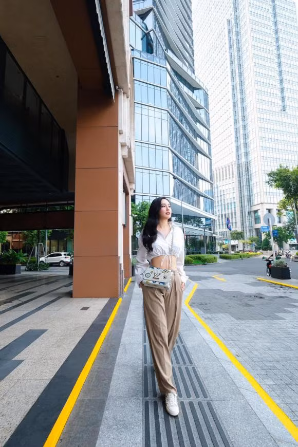 Mai Phuong Thuy tu tin khoe vong eo “con kien“-Hinh-4