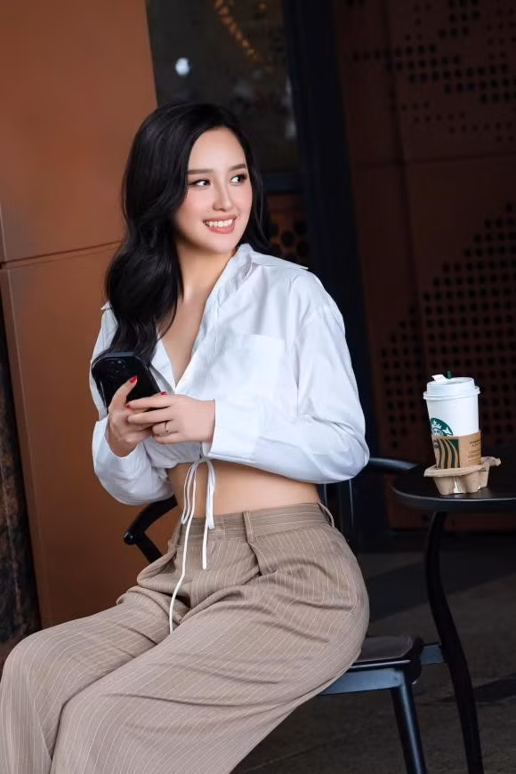 Mai Phuong Thuy tu tin khoe vong eo “con kien“-Hinh-5