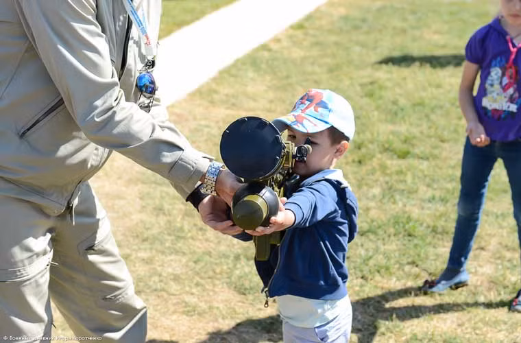 Dù rất nặng so với cơ thể của mình nhưng cậu bé này vẫn rất muốn được “bắn thử tí” với sự hỗ trợ từ nhân viên. Tên lửa Igla-S có thể hạ mục tiêu ở cự li đến 6.000m, độ cao 3,5-4km, với đầu tự dẫn được cải tiến nhiều về khả năng vô hiệu hóa các biện pháp đối phó từ đối phương.
