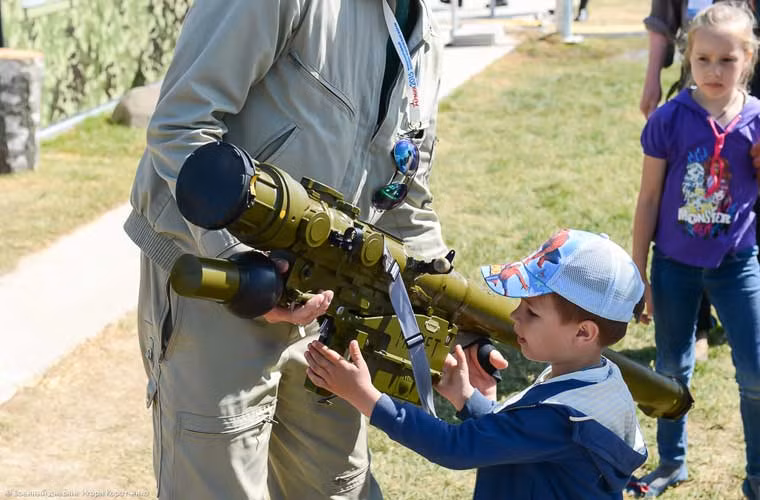 Tên lửa vác vai Igla-S là một trong những tổ hợp phòng không vác vai thế hệ mới nhất của Nga, được ra mắt năm 2004 trên cơ sở cải tiến tổ hợp 9K38 Igla.