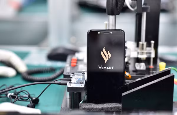 CEO Bkav cũng cho biết, Smartphone là tinh hoa công nghệ. Làm chủ các công nghệ lõi khi nghiên cứu, thiết kế và sản xuất Smartphone là chúng ta đã nắm được hầu hết các lĩnh vực công nghệ khó nhất, mới nhất.