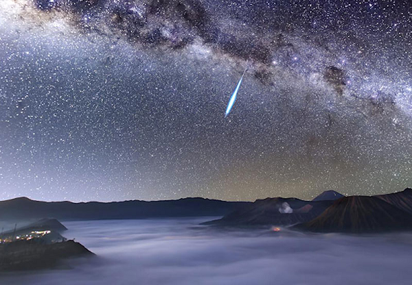 Mưa sao băng Eta Aquarids có trung tâm là chòm sao Aquarius (Bảo Bình) có nguồn gốc từ chiếc đuôi đá bụi của sao chổi Halley nổi tiếng.