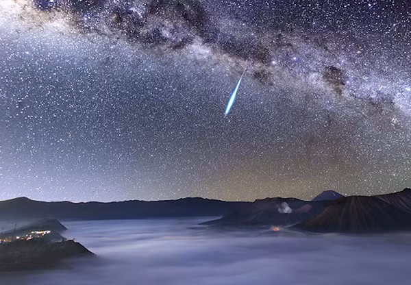 Mưa sao băng Eta Aquarids có trung tâm là chòm sao Aquarius (Bảo Bình) có nguồn gốc từ chiếc đuôi đá bụi của sao chổi Halley nổi tiếng.