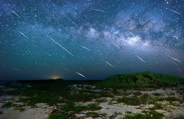 Theo các nhà khoa học thì thời khắc đạt cực đỉnh của đợt mưa sao băng có một không hai này sẽ rơi vào lúc 2h (giờ Việt Nam). Thực tế thì bạn có thể xem mưa sao băng trước và sau thời khắc đó dù không rõ nét bằng.