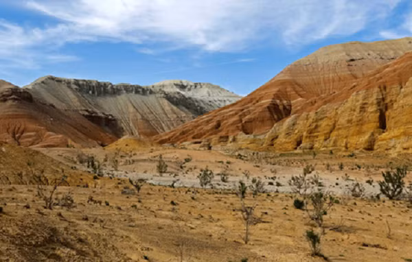 Những đồi cát biết hát đã trở thành địa điểm tham quan thu hút khách du lịch. Mặc dù được khoa học giải thích nhưng nhiều người đến đây vẫn tin tưởng vào những câu chuyện truyền thuyết đầy rùng rợn để tăng thêm sự kỳ bí cho hiện tượng này.