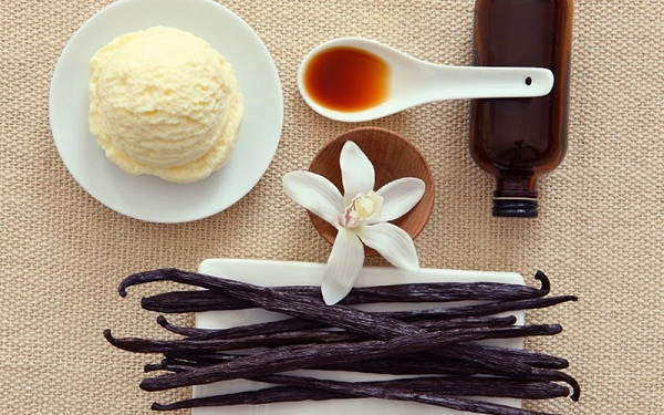 Tại Việt Nam, anh Trần Văn Minh (1981, ở Bình Dương) là người đầu tiên trồng thành công vanilla tự nhiên với quy mô trang trại hơn 10.000m2. Anh đã mất 5 năm để thử nghiệm và nhân rộng.