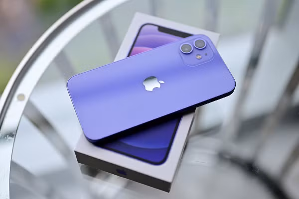 Phần camera của iPhone 12 màu tím có màu nhạt hơn một chút do phần nhựa dày lên. Tuy nhiên, so với màu đen, cụm camera này có phần hơi nhạt nhòa.