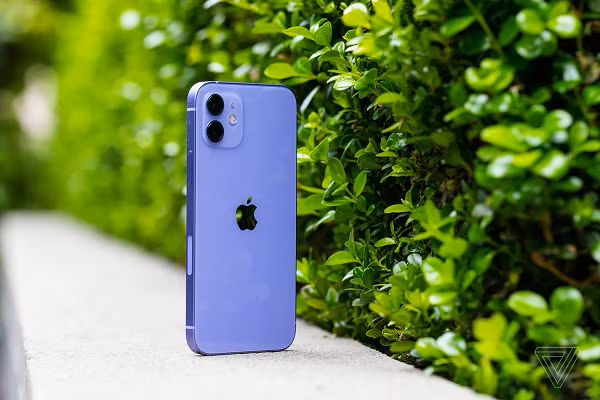 Bên trong hộp vẫn chỉ chứa duy nhất cáp sạc, tương tự các phiên bản màu sắc khác. Ngoài ra, máy không có bất cứ thay đổi nào về phần cứng hay tính năng so với các màu khác.