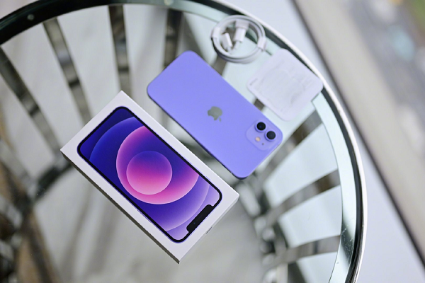 Thay vì sử dụng một chuỗi số và chữ cái chỉ định thông tin cụ thể về sản phẩm, Apple đang chuyển sang một loạt ký tự ngẫu nhiên. Có vẻ như Apple hiện sử dụng các chuỗi chữ và số mới cho iPhone 12 màu tím mới ra mắt.