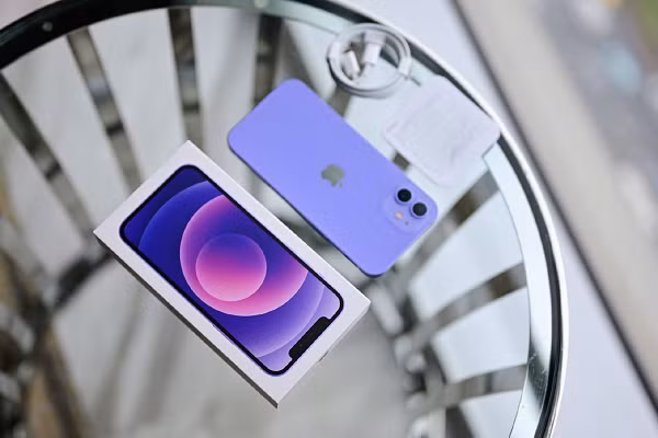 Thay vì sử dụng một chuỗi số và chữ cái chỉ định thông tin cụ thể về sản phẩm, Apple đang chuyển sang một loạt ký tự ngẫu nhiên. Có vẻ như Apple hiện sử dụng các chuỗi chữ và số mới cho iPhone 12 màu tím mới ra mắt.