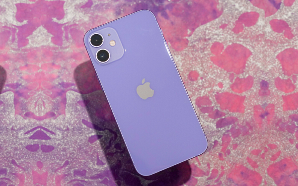 iPhone 12 tím có màn hình OLED kích thước 6,1 inch, độ phân giải 1.170 x 2.532 pixel, công nghệ Super Retina XDR, hỗ trợ HDR10 và True Tone