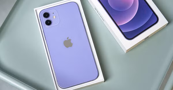 Trong đó, giá iPhone 12 mini tím từ 18 triệu đồng, trong khi màu khác là 16,5 triệu đồng; giá iPhone 12 tím là 22 triệu đồng, trong khi màu khác là 20 triệu đồng.