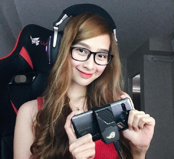 Tại giải đấu DOTA 2 Manila Major, sau màn cosplay chất lừ, tên tuổi của cô đã thật sự được chú ý mạnh mẽ không chỉ bởi cộng đồng game thủ Philippine mà còn lan rộng ra khu vực Châu Á.