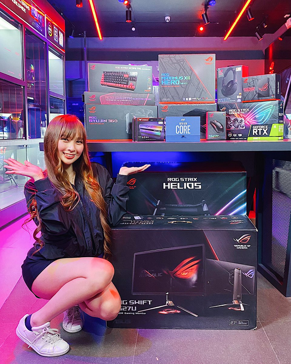 Nữ game thủ tiết lộ rằng nếu thời gian cho phép, cô có thể sẽ lấn sân sang cả lĩnh vực ca hát. Cô đã từng thử sức như một ca sĩ và đạt được phản ứng rất tích cực từ phía khán giá nên hy vọng trong dịp debut sắp tới, cộng đồng người hâm mộ sẽ đón nhận mình.