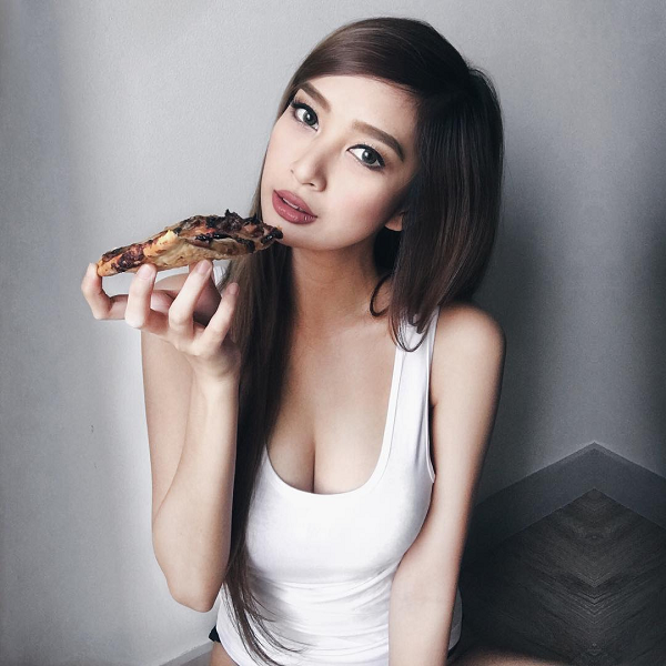 Ann B. Mateo chính là mẫu bạn gái trong mơ của cộng đồng game thủ. Xinh đẹp, nóng bỏng, giỏi giang lại chơi game cực đỉnh.