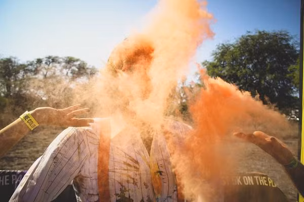 Ở Đan Mạch, ác mộng với người độc thân không chỉ là ngày lễ Tình nhân mà họ còn phải chịu hình phạt bị ném bột quế khắp người nếu không tìm nổi bạn trai/gái.