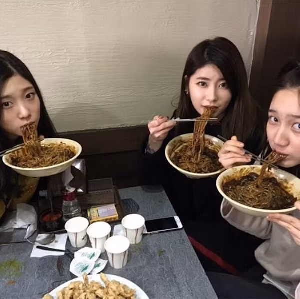 Ngày Valentine Đen (ngày 14 tháng 4) được coi là ngày dành cho những người độc thân. Ở Hàn Quốc, họ sẽ tụ tập với nhau và cùng ăn những đồ ăn có màu đen, đặc biệt là món mì tương đen jajangmyeon.