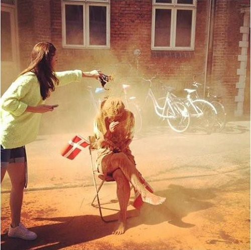 Nếu bước sang tuổi 30 mà vẫn độc thân thì bột quế sẽ được thay bằng hạt tiêu. Đặc biệt có những người phải đối mặt với một chiếc “cối xay tiêu” khổng lồ làm từ thùng phuy dầu đặt trước sân nhà và bị phủ hạt tiêu đầy người với lời nhắc nhắc về việc đang độc thân.