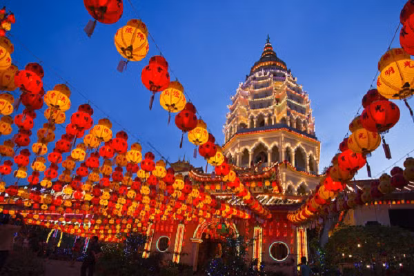 Khoảng mồng 4, mồng 5 Tết là thời gian cộng đồng người Hoa ở Penang và nhiều nơi khác tại Malaysia tổ chức lễ hội đèn lồng “Chap Goh Mei” vô cùng rực rỡ.