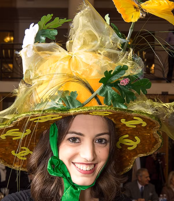 Vào những ngày này, phụ nữ độc thân sẽ đội những chiếc mũ kỳ lạ kết hợp giữa hai màu vô cùng nổi bật là xanh và vàng trông rất sặc sỡ.
