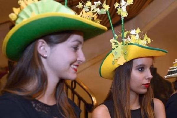 Tại Pháp, những phụ nữ đến 25 tuổi nhưng chưa kết hôn sẽ tổ chức lễ kỷ niệm lớn vào Ngày Thánh Catherine 25/11.