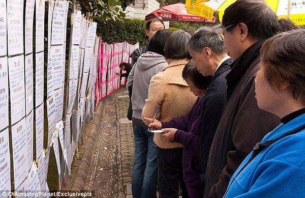 Tại công viên Nhân Dân, Thượng Hải, Trung Quốc cha mẹ của những người độc thân cứ thứ 7 và Chủ Nhật sẽ tụ tập lại để "rao bán" con mình. Họ viết các thông tin của con lên tờ giấy và treo nó lên với hy vọng tìm được con râu/rể như ý.