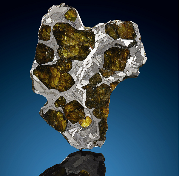 Khi Fukang lao xuống mặt đất, không có bất cứ dấu hiệu nào cho thấy thiên thạch này sở hữu một vẻ đẹp đến kỳ diệu bên trong. Chỉ đến khi các nhà khoa học tiến hành xẻ nhỏ thiên thạch Fukang, họ mới nhận ra mình đang nắm trong tay một báu vật của vũ trụ.