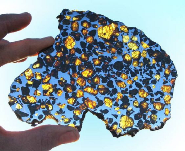 Khi ánh sáng chiếu vào các lát của thiên thạch Fukang, nó sẽ xuyên qua các tinh thể olivin, tạo cho thiên thạch một ánh sáng hấp dẫn.