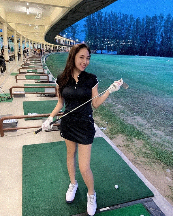 Athijit từng tham gia nhiều giải đấu chuyên nghiệp của Thái Lan và châu Á. Nữ golf thủ xinh đẹp đặt mục tiêu có suất tham dự giải golf danh giá LPGA tại Nhật Bản.