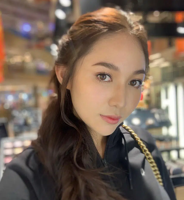 Ngoài golf, Athijit còn có sở thích đặc biệt là đi du lịch. Golf thủ xinh đẹp đã có dịp ghé qua nhiều quốc gia châu Á, trong đó có Việt Nam.