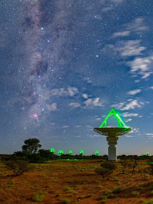 Giải thích thứ hai là lỗ đen siêu lớn trung tâm của các thiên hà này đang tiêu thụ khí và bụi, tạo ra các hạt và năng lượng hình nón khổng lồ. Vì vậy về bản chất, chúng ta đang nhìn xuống thùng của một ống dài, tạo ra một hình ảnh hai chiều hình tròn xung quanh một thiên hà trung tâm.