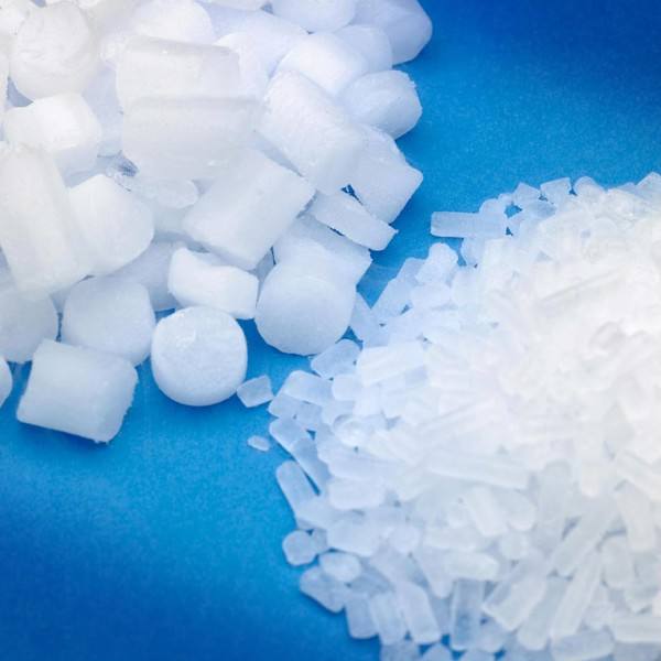 Hầu hết carbon dioxide được sử dụng trong sản xuất đá khô tại Hoa Kỳ có nguồn gốc từ khí phát ra trong quá trình sàng lọc của dầu mỏ và khí amoniac. Các carbon dioxide thải ra trong các quá trình này được hút ra và loại bỏ tạp chất và sau đó người ta sẽ tiến hành làm đá khô từ khí này.