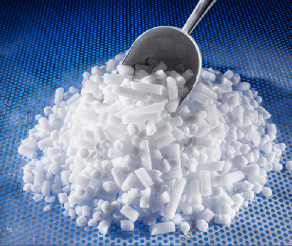 Vấn đề quản lý chất lượng chủ yếu tập trung vào nguồn nguyên liệu carbon dioxide dùng để sản xuất đá khô. Chính phủ Mỹ đã thiết lập các tiêu chuẩn hết sức nghiêm ngặt đối với độ tinh khiết của carbon dioxide được sử dụng trong sản xuất đá khô.