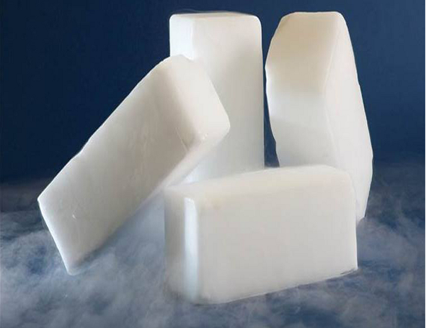 Bởi vì đặc tính thăng hoa (chuyển từ thể rắn sang thể khí) mà một lượng lớn đá khô có thể được đưa vào thùng container mà không lo chảy nước như khi dùng nước đá thông thường để làm lạnh thực phẩm.