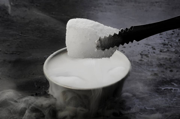 Đá khô không có độc khi sử dụng nhưng là cacbon dioxit, chất không duy trì sự sống, vì vậy tuyệt đối không lưu trữ một lượng quá lớn trong phòng kín. Ngoài ra đá khô được sản xuất bằng cách nén khí CO2 ở tỉ lệ 1 khối khí tạo thành 1kg đá khô, đây là một tỉ lệ nén rất cao nên khi bảo quản tuyệt đối không đặt trong các bình kín, bình thủy tinh, … để tránh gây nổ.