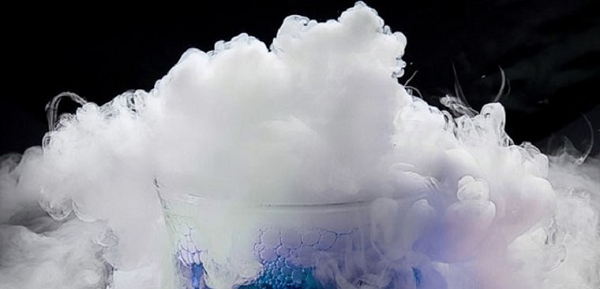 Nguyên liệu được dùng để sản xuất đá khô là carbon dioxide. Nguyên liệu này là sản phẩm phụ của các loại khí thải trong quá trình sản xuất hoặc tinh chế các sản phẩm khác.