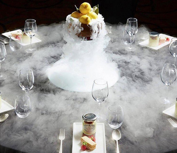 Ứng dụng quan trọng nhất của đá khô gần đây là nổ băng (hoặc làm sạch). Trong đó những viên đá khô được ném vào bề mặt được làm sạch với tốc độ cao. Các chất ô nhiễm cùng với carbon dioxide sẽ thăng hoa vào không khí và vật sẽ được làm sạch. Việc còn lại chỉ là bụi bẩn cần được xử lí sau đó.