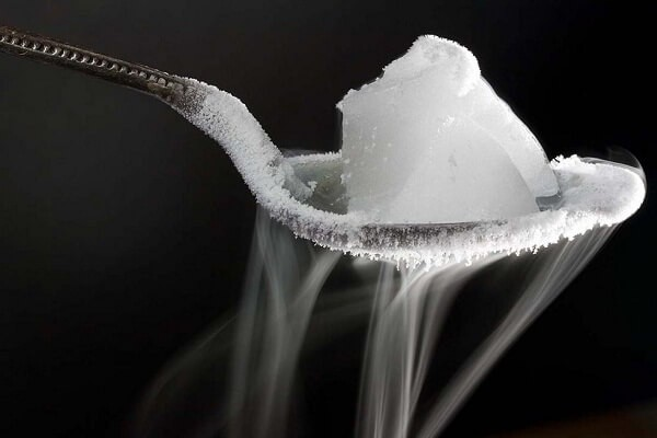 Thuật ngữ đá khô được công ty Prest Air Devices tạo ra năm 1925 (công ty thành lập năm 1923 tại thành phố Long Island, New York). Khi đó, băng khô dưới áp suất thường không nóng chảy thành cacbon điôxít lỏng mà nó sẽ thăng hoa trực tiếp thành dạng khí ở -78,5 °C (-109,3 °F).