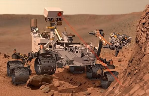 Đến nay, cỗ xe tự hành của NASA đã phát hiện thêm nhiều bằng chứng địa chất khác. Ngoài ra, Curiosity cũng tìm thấy những “chùm” lớn khí metan trong khí quyển sao Hỏa, một nguyên tố gắn liền với sự sống trên Trái đất.