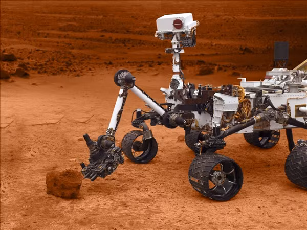 Tuy nhiên NASA lại khẳng định những đặc điểm dị thường kia là đá, cát… và các dị thường là kết quả của sự tan chảy băng carbon dioxide theo mùa. Các tác giả nghiên cứu mới này phản bác rằng băng carbon dioxide đông lạnh phải mang màu trắng, bán trong suốt, không thể mang màu đen.