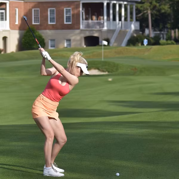 Chân dài người Mỹ được làng golf thế giới cũng như cư dân mạng biết đến nhiều sau khi cùng đội golf trường Đại học San Diego State University giành chức vô địch giải Mountain West Conference Golf Championship.