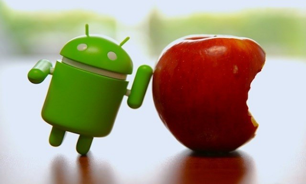 Dù liên tục đả kích và cạnh tranh nhau, nhưng cả hai công ty vẫn hợp tác ở một số mảng nhất định. Ví dụ như Google trả cho Apple hàng tỷ USD mỗi năm để trở thành bộ máy tìm kiếm mặc định trên iPhone. Apple nhận được một khoản hoa hồng mỗi khi một iPhone hoặc iPad hiển thị một quảng cáo Google trong danh sách kết quả tìm kiếm.