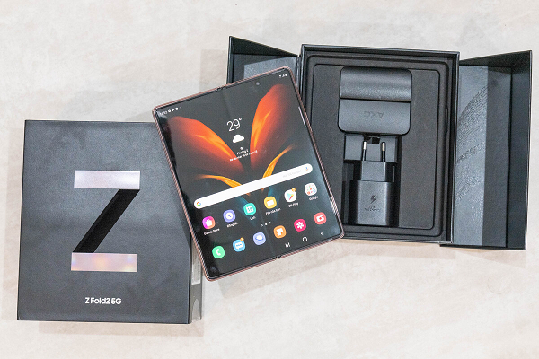 Cấu hình của Galaxy Z Fold2 thuộc loại khủng với bộ xử lý Snapdragon 865+, đi kèm bộ nhớ RAM 12 GB, bộ nhớ lưu trữ 512 GB. Mọi hoạt động của Galaxy Z Fold2 5G lấy năng lượng từ viên pin 4.500 mAh, với công nghệ sạc nhanh 25 W và sạc nhanh không dây 11 W bổ trợ.