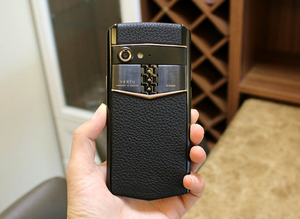 Aster P dùng chip tầm trung Snapdragon 660 kết hợp với RAM 6 GB và ROM 128 GB. Máy có màn hình AMOLED Full HD 4.9 inch, camera trước 20 MP với khẩu độ f/2.2, còn camera sau có độ phân giải 12 MP.